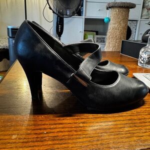 Kelly & Katie Black Vintage-Inspired Heels
